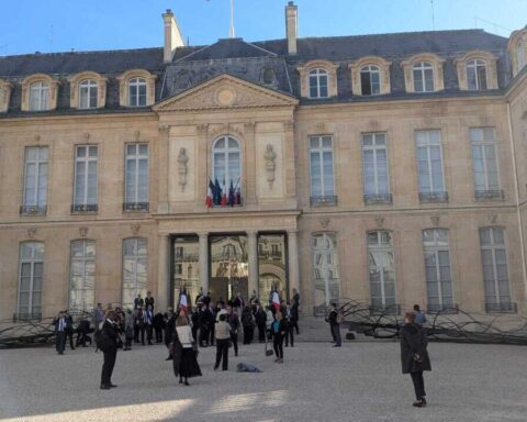 Emmanuel Macron reçoit les candidats à la présidentielle dans la salle de crise Vega