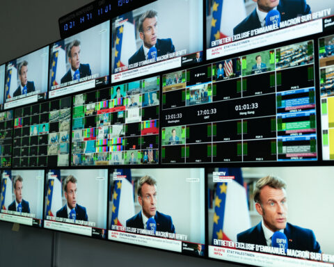 Emmanuel Macron s'exprime ce jeudi sur TF1 et France 2 : enjeu des prix des carburants et menace russe