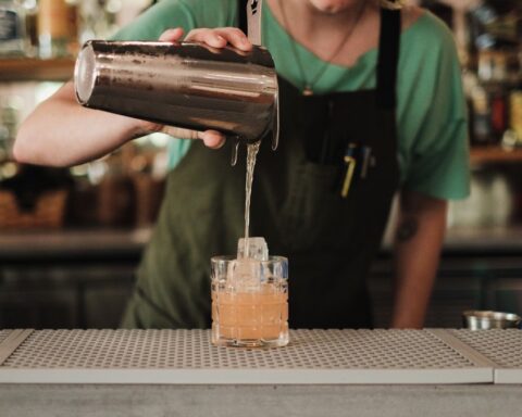 En Espagne, un licenciement confirmé pour une femme enceinte travaillant en bar durant son congé maladie