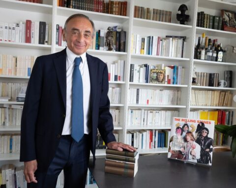 Éric Zemmour annonce sa candidature à la présidentielle 2027 « avant décembre », éliminant Sarah Knafo