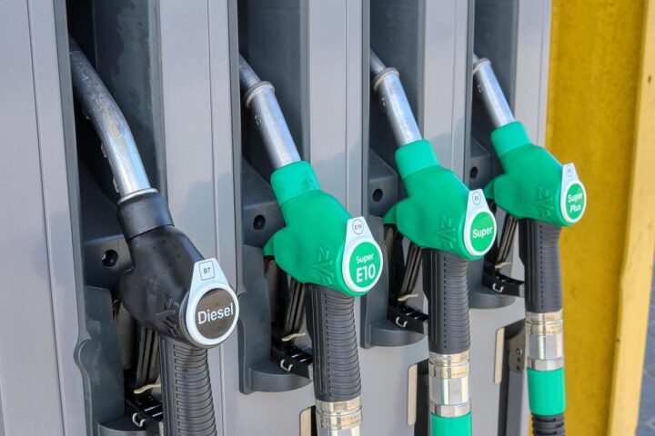 Essence : le budget mensuel des automobilistes triple désormais celui de la recharge électrique