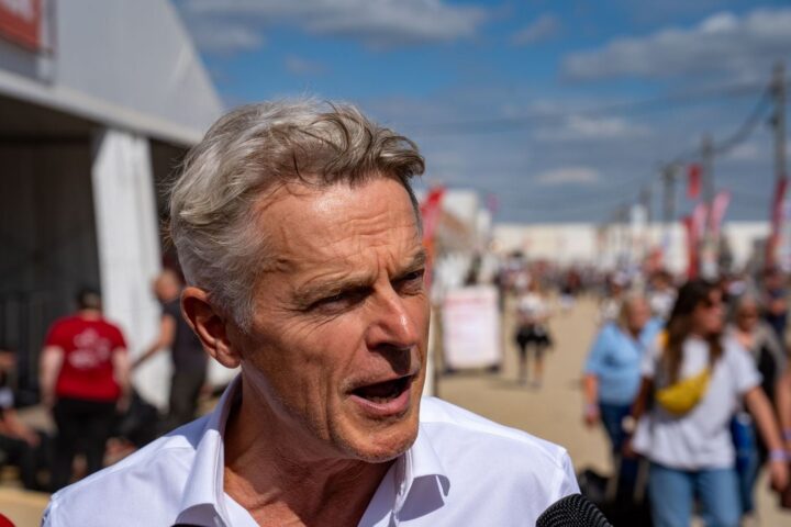 Fabien Roussel dénonce un « racket » sur l’essence au péage de Senlis