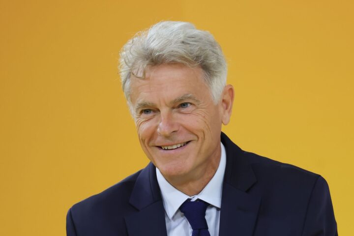 Fabien Roussel officialise sa candidature à l'élection présidentielle de 2027