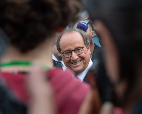 François Hollande annonce sa décision sur la candidature présidentielle fin décembre, tout en poursuivant sa campagne
