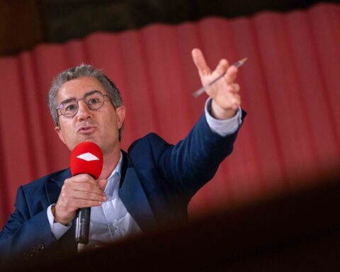 François Ruffin critique Raphaël Glucksmann pour sa peur des électeurs avant la primaire de 2027