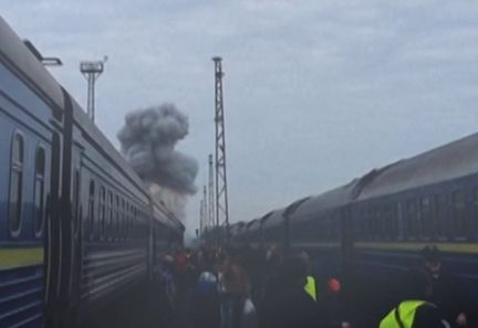 Frappe d'un drone russe sur un train en Ukraine : une escalade près de la frontière polonaise
