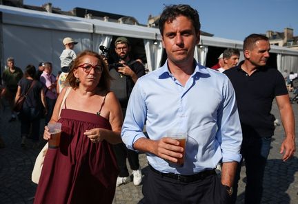 Gabriel Attal face à des critiques après une vidéo avec une bière pour promouvoir sa campagne présidentielle