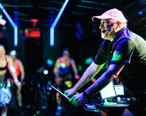 Gilles Beauchamp : de DJ à enseignant de cardiovélo pour un public intergénérationnel