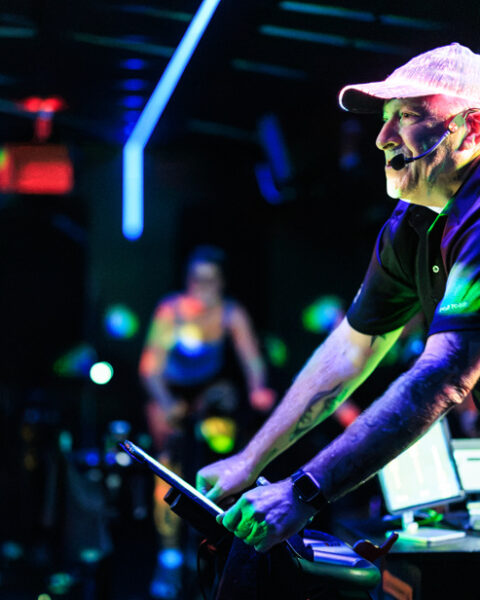 Gilles Beauchamp : de DJ à enseignant de cardiovélo pour un public intergénérationnel