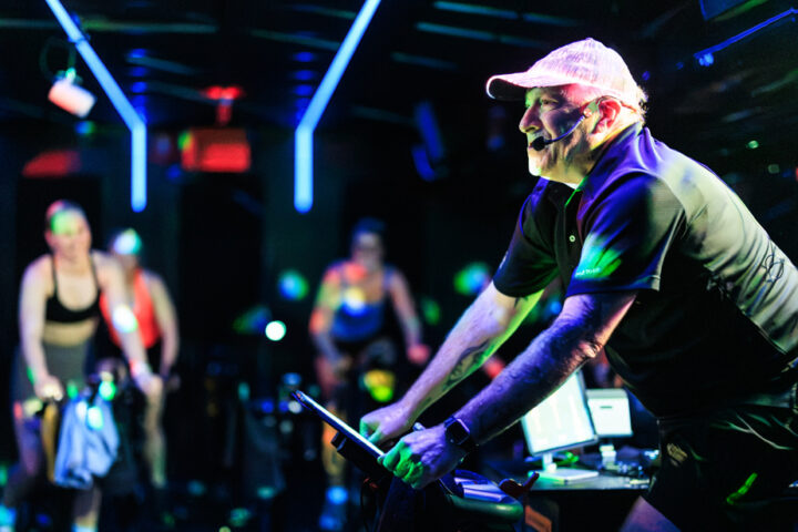 Gilles Beauchamp : de DJ à enseignant de cardiovélo pour un public intergénérationnel