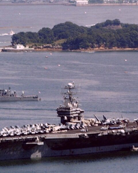 "Huit tentatives de suicide à bord du porte-avions américain Abraham Lincoln après un déploiement prolongé"