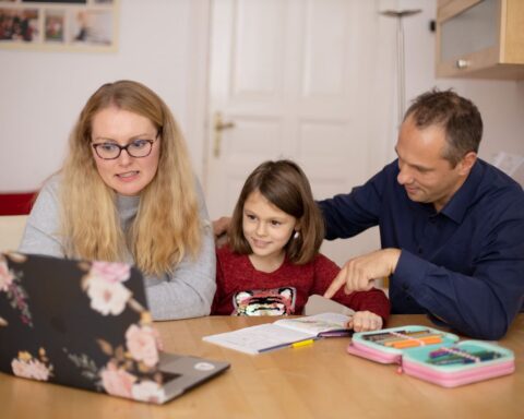 IA et éducation : cinq critères des parents pour accorder leur confiance