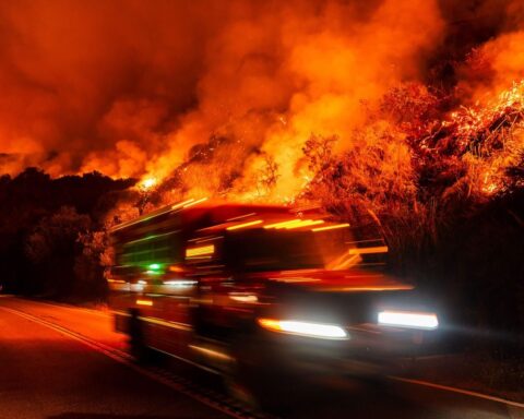 Incendie dans l’Aude : plus de 100 personnes évacuées face à un feu de forêt dévastateur