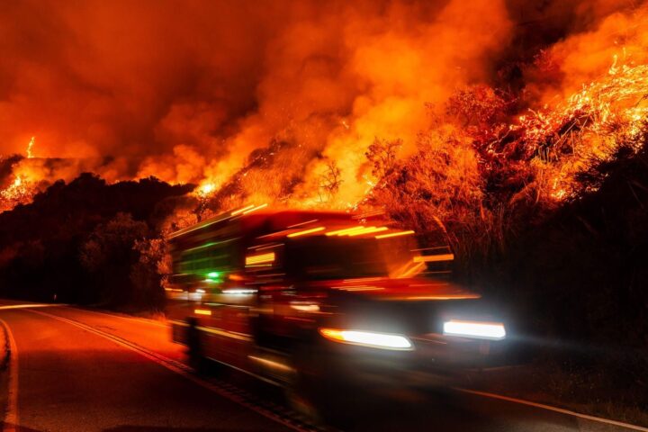 Incendie dans l’Aude : plus de 100 personnes évacuées face à un feu de forêt dévastateur