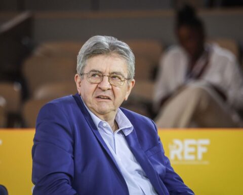 Jean-Luc Mélenchon admet un changement de position sur le voile islamique après des rencontres avec des femmes voilées