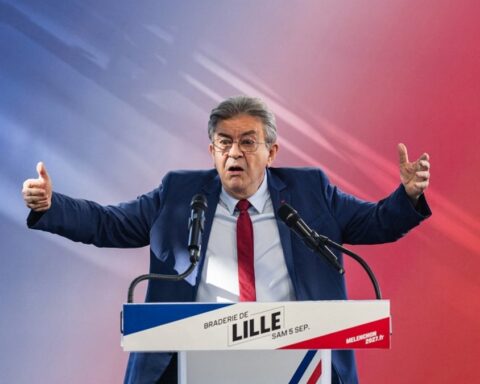 Jean-Luc Mélenchon défend ses propositions économiques lors de la braderie de Lille avant la présidentielle de 2027