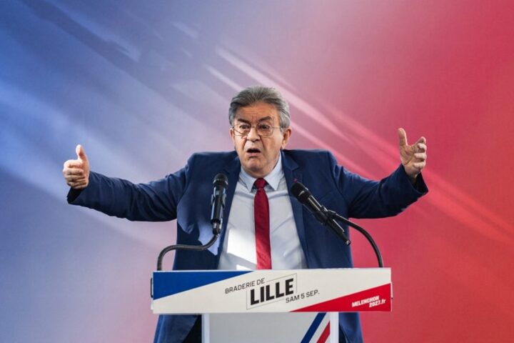 Jean-Luc Mélenchon défend ses propositions économiques lors de la braderie de Lille avant la présidentielle de 2027