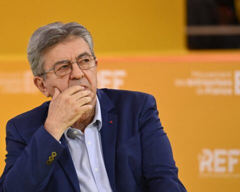 Jean-Luc Mélenchon remet en question la légitimité du prix Nobel d’économie, évoquant son origine bancaire