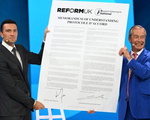 Jordan Bardella signe un protocole d’accord controversé sur l’immigration avec Nigel Farage à Birmingham