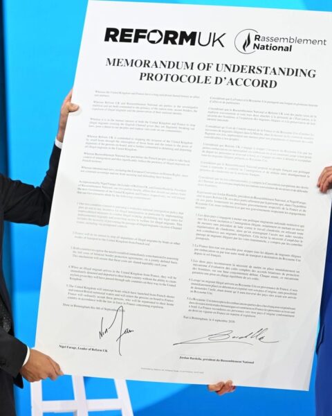 Jordan Bardella signe un protocole d’accord controversé sur l’immigration avec Nigel Farage à Birmingham