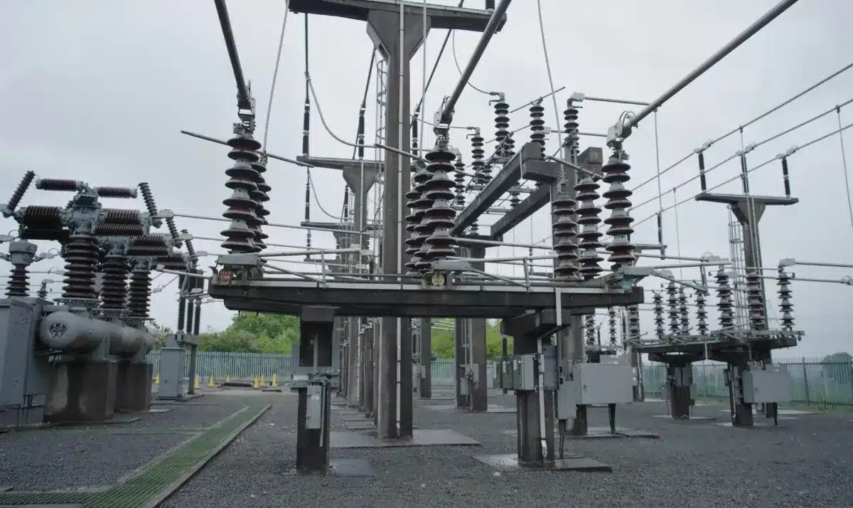 « La colère s'intensifie : les électriciens et gaziers bloquent le réseau pour défendre leurs remises sur les factures d'énergie »