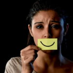 La dépression souriante : comprendre les symptômes invisibles derrière un visage apparemment joyeux