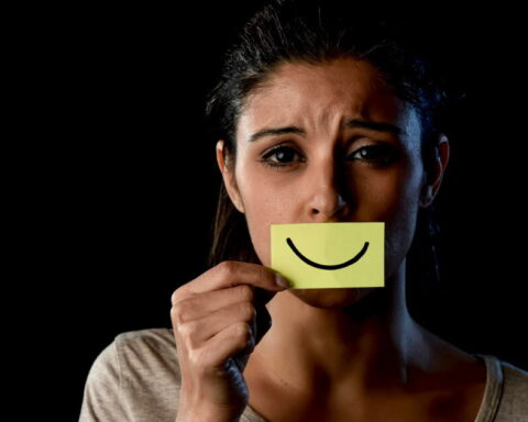 La dépression souriante : comprendre les symptômes invisibles derrière un visage apparemment joyeux