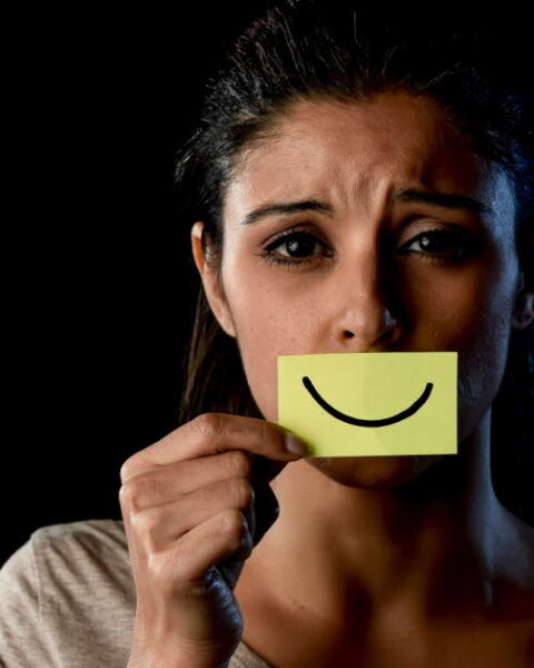 La dépression souriante : comprendre les symptômes invisibles derrière un visage apparemment joyeux