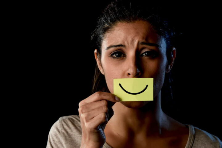 La dépression souriante : comprendre les symptômes invisibles derrière un visage apparemment joyeux