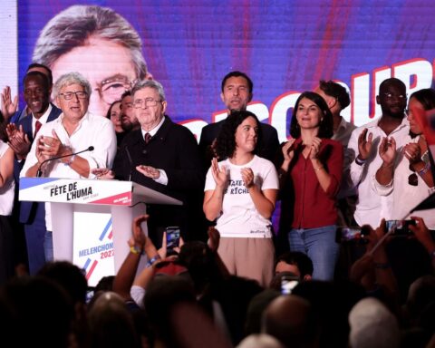 La France insoumise reprend contact avec BFMTV tout en maintenant son boycott de Sonia Mabrouk