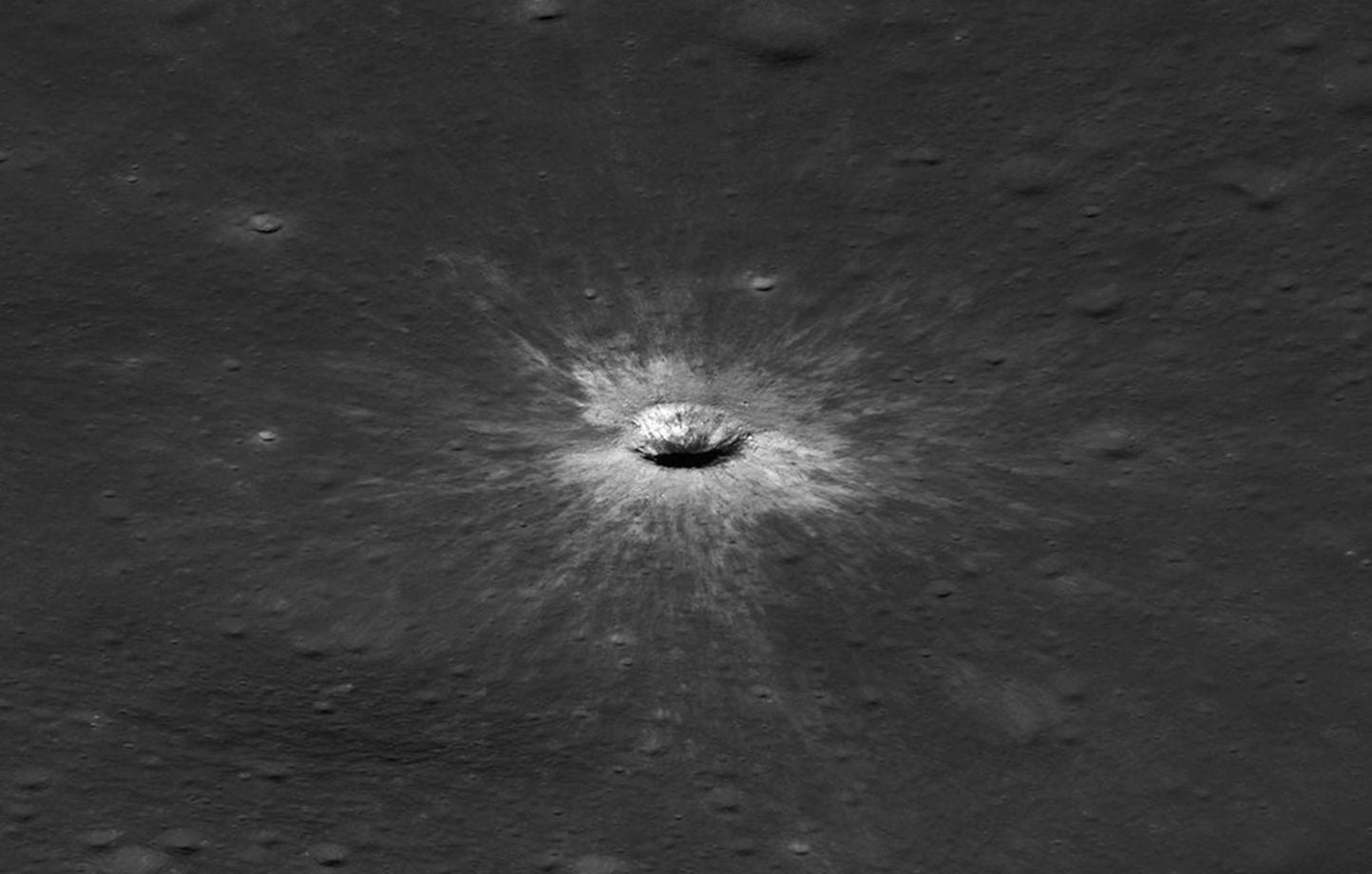La Nasa découvre un cratère lunaire unique, formé par un impact en 2024