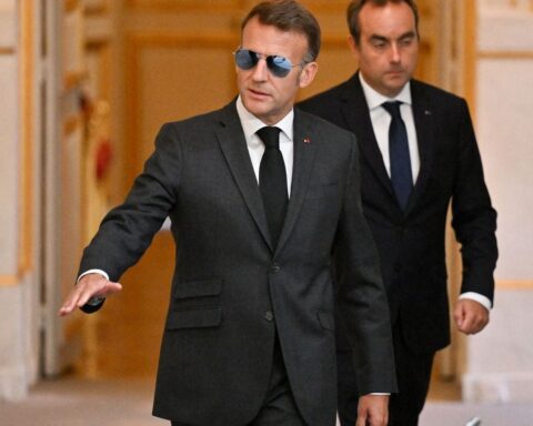 La popularité d'Emmanuel Macron et Sébastien Lecornu atteint un niveau historique bas selon un sondage Ipsos BVA-Cesi