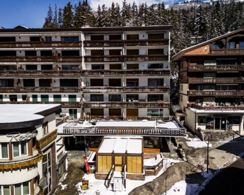 L'ancienne élue de Crans-Montana confrontée à des accusations après la révélation d'un e-mail compromettant