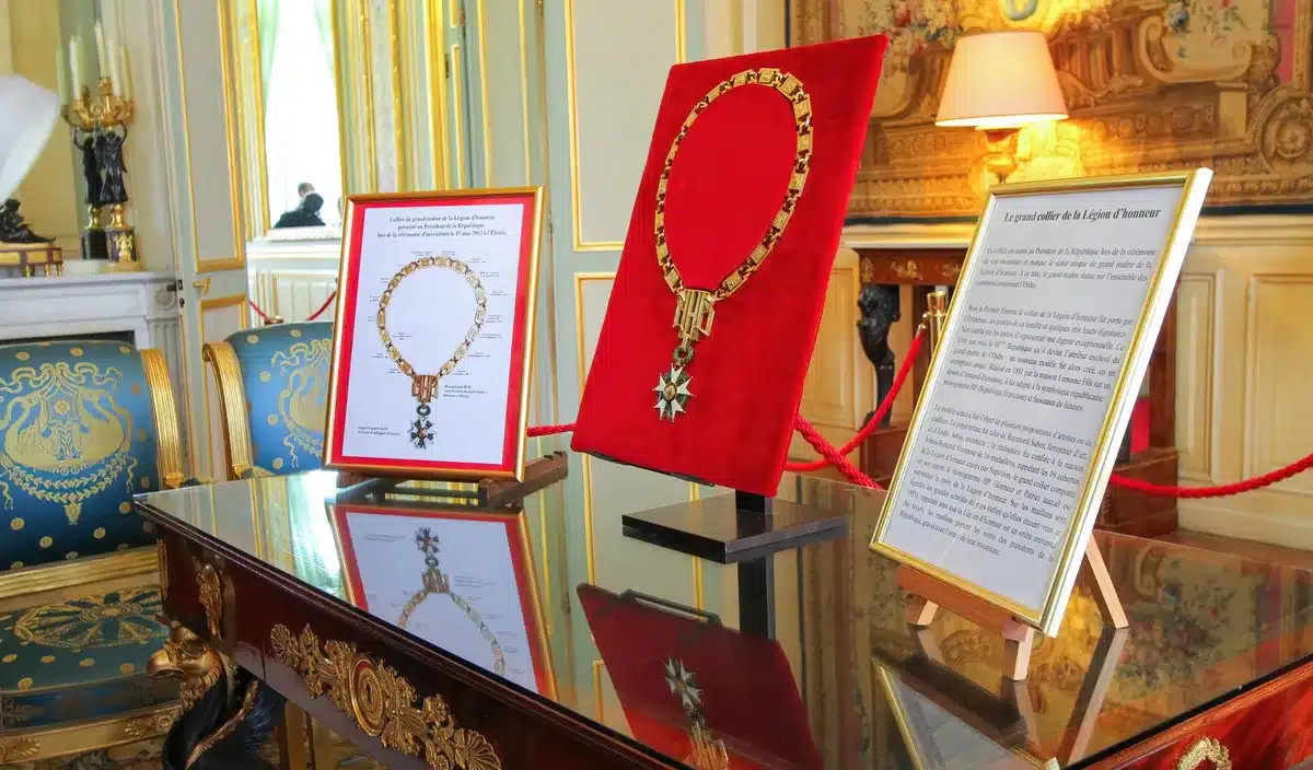 Le général Puga placé en garde à vue pour la vente de Légions d'honneur : « Je n'ai jamais touché un centime », une controverse qui divise les opinions.