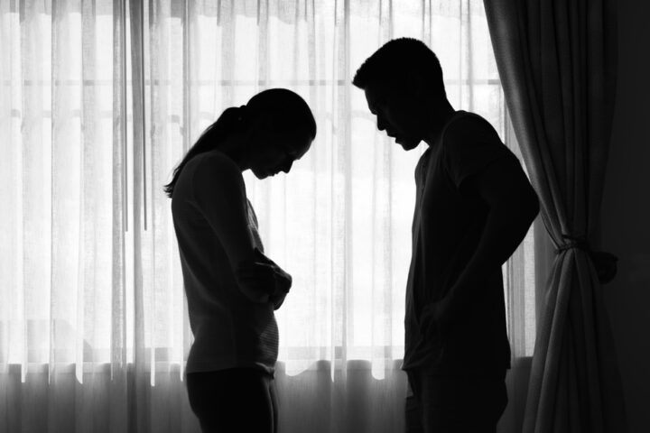 Le love bombing : un excès d'amour qui conduit au cauchemar pour certaines victimes