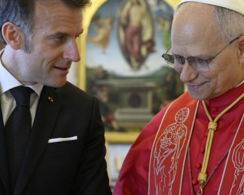 Le pape Léon XIV visitera la France, Emmanuel Macron absent des messes et représenté à Paris
