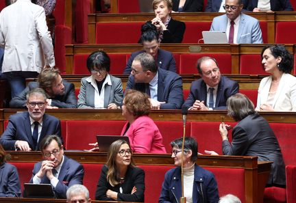 Le PS présente des mesures économiques à l'Assemblée nationale, incluant une hausse du smic et la taxez Zucman