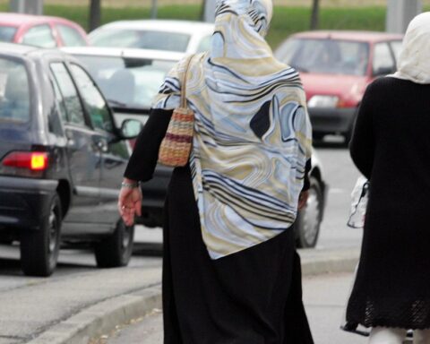 Le Rassemblement national propose d'interdire le voile islamique dans l’espace public en 2027, malgré des obstacles juridiques majeurs