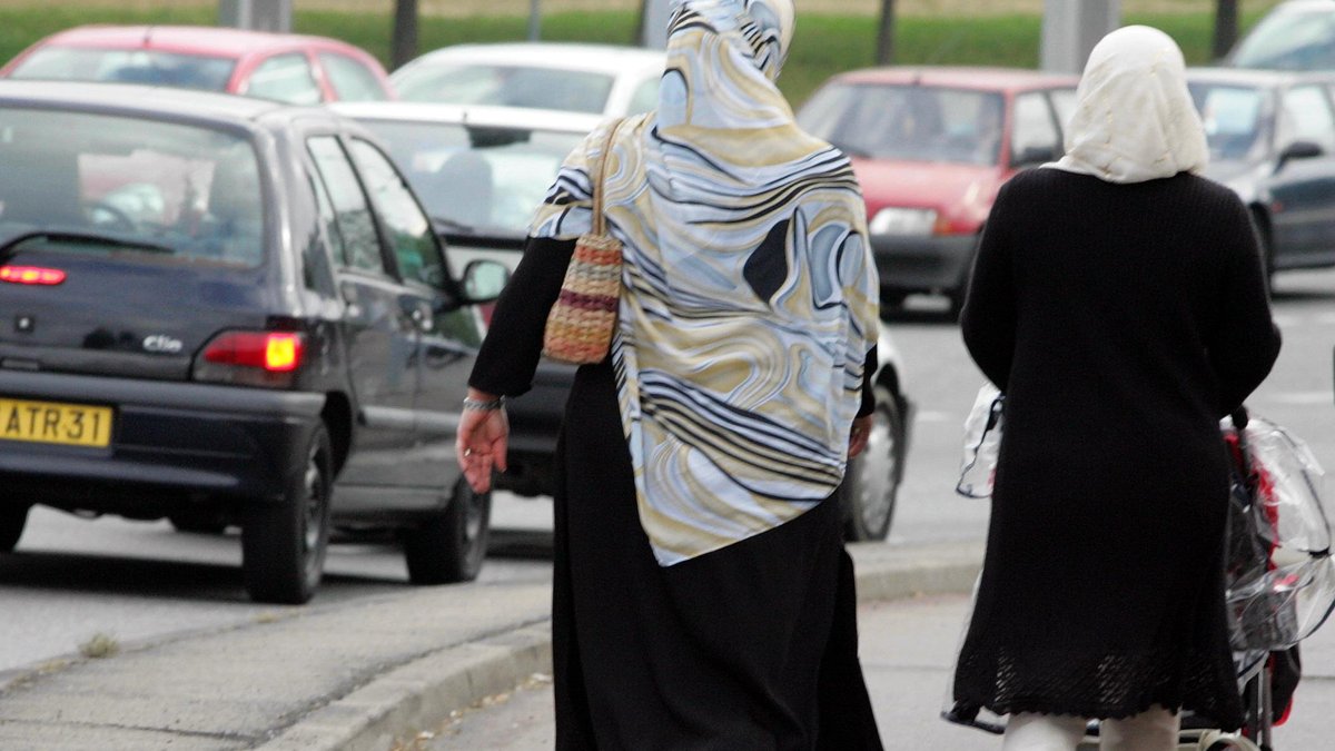 Le Rassemblement national propose d'interdire le voile islamique dans l’espace public en 2027, malgré des obstacles juridiques majeurs