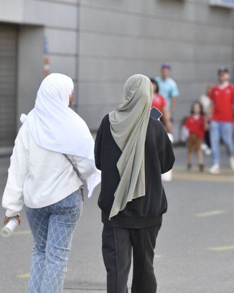 Le RN défend sa proposition d'interdiction du voile islamique malgré des critiques généralisées