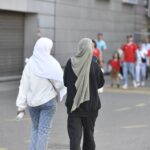 Le RN défend une interdiction du voile islamique en public malgré les critiques