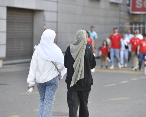 Le RN défend une interdiction du voile islamique en public malgré les critiques
