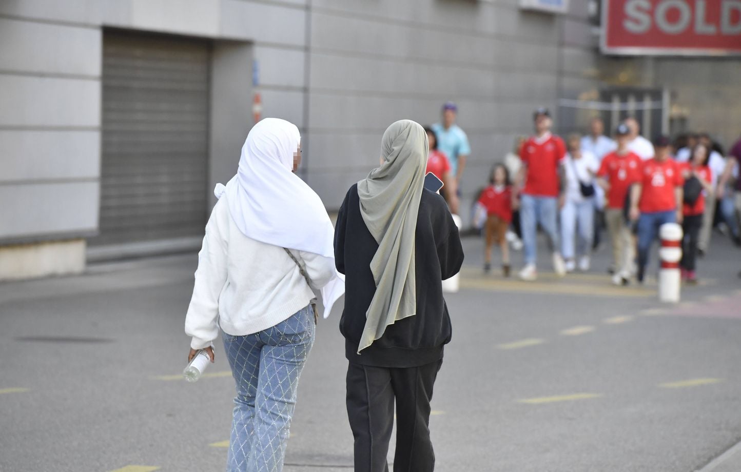 Le RN défend une interdiction du voile islamique en public malgré les critiques