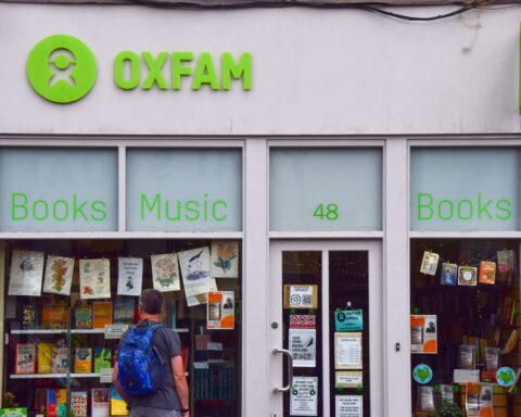 Les boutiques solidaires réduisent les émissions de CO2 par rapport à Vinted, selon Oxfam