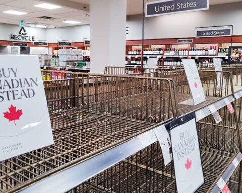 Les consommateurs canadiens boycottent les produits américains alors que les tensions commerciales s'intensifient