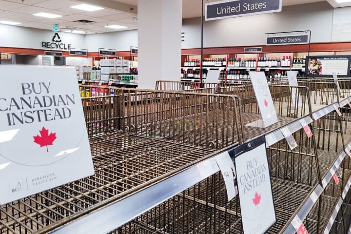 Les consommateurs canadiens boycottent les produits américains alors que les tensions commerciales s'intensifient