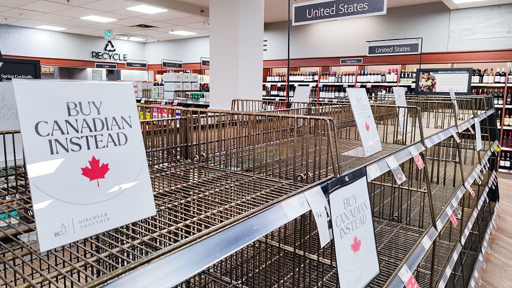 Les consommateurs canadiens boycottent les produits américains alors que les tensions commerciales s'intensifient