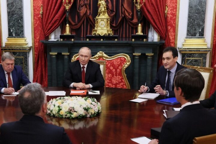 Les émissaires américains rencontrent Vladimir Poutine pour discuter de la fin du conflit en Ukraine