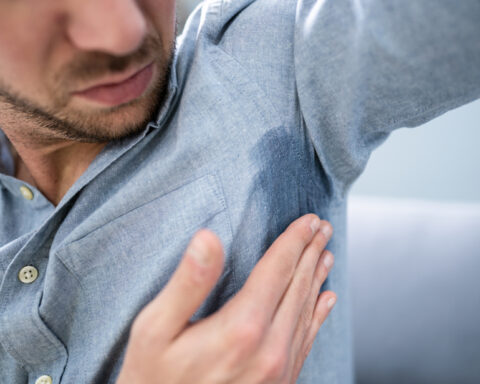 Les jeunes hommes se tournent vers le pheromone-maxxing pour séduire, mais les experts s'inquiètent
