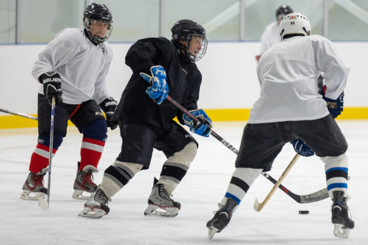 Les retours sur la glace : conseils pour reprendre le hockey après 50 ans